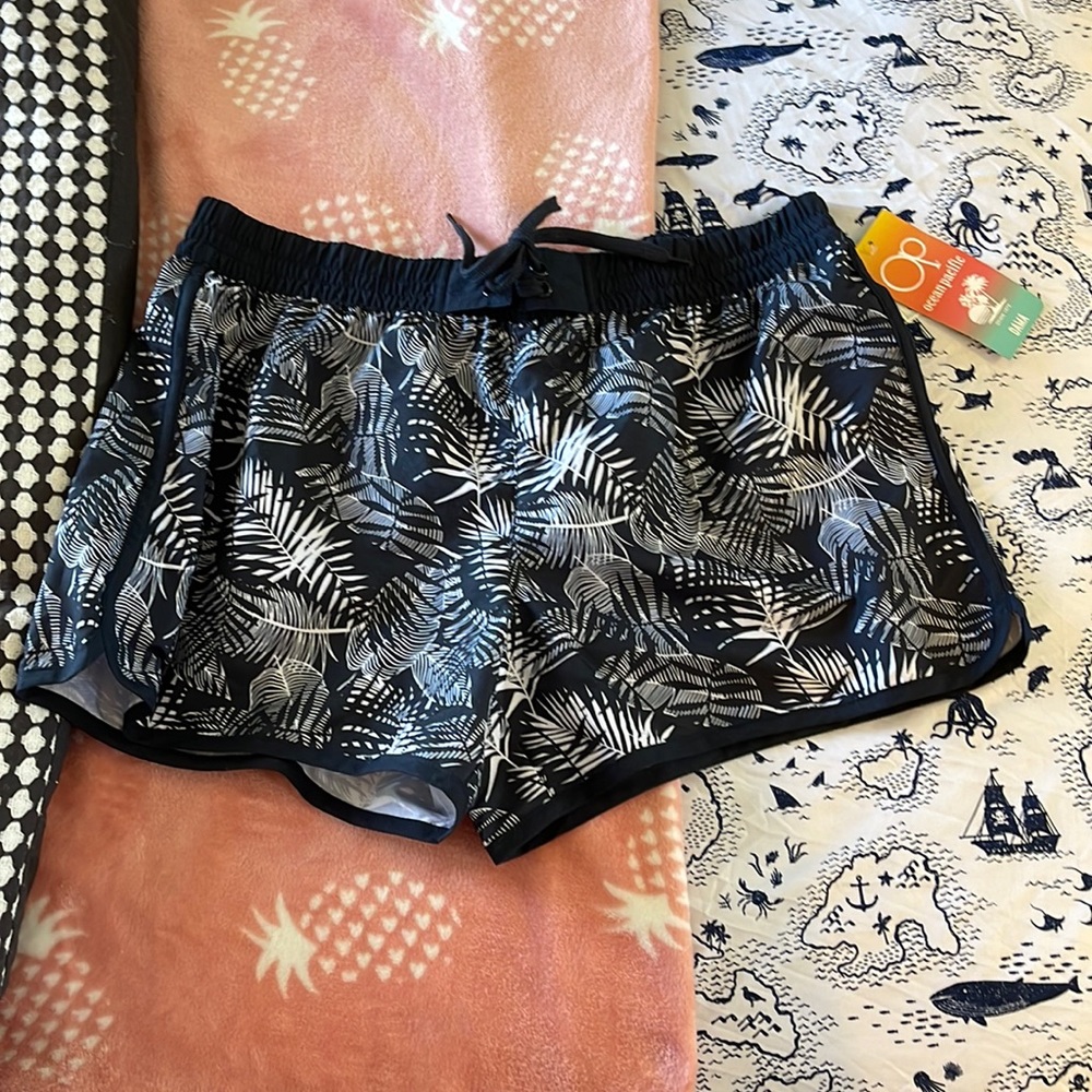 NET Black and white new with tags board shorts. OP. 36. Euro XL